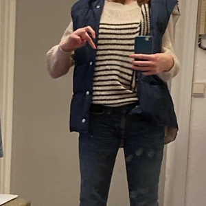 Randig stickad tröja - Jättefin randig stickad tröja i beige med svarta ränder. Den är köpt på Åhléns och är i storlek M. Skriv om ni är intresserade!