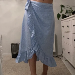 Blå kjol - Fin långkjol från Vero Moda! Säljer då den inte kom till lika mycket användning som jag hoppats! Jättefint skick och endast använd 2 gånger💗 Storleken är L men passar mig som brukar ha M! Köparen står för frakten💗
