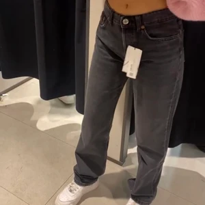 Mid Rise jeans zara - Säljer dessa med prislapp kvar och verkligen SÅ FINA men köpte 2 par likadana därav säljer jag detta paret med en fin passform och passar alla runt 36:38 . De är inte LÅGMIDJADE och inte HÖGA heller