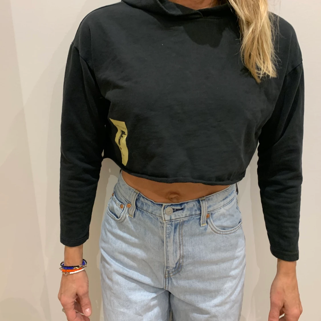 Svart croppad hoodie - 91