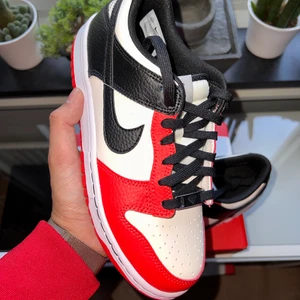 NBA x Nike Dunk Low EMB “Chicago” 🩸⚫️ - NBA x Nike Dunk Low EMB “Chicago” 🩸⚫️  Storlek:  -39 