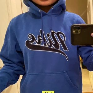 Nike Hoodie  - Säljer min klarblåa vintage Nike hoodie 💙 i super fint vintage skick! Frakt ligger på 66 kr 💌 budgivning : höj med minst 20 kr 💘