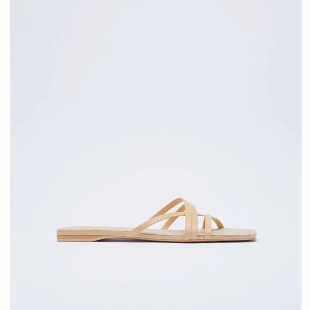 Oanvända, beige sandaler säljes. Plana.. Kengät.