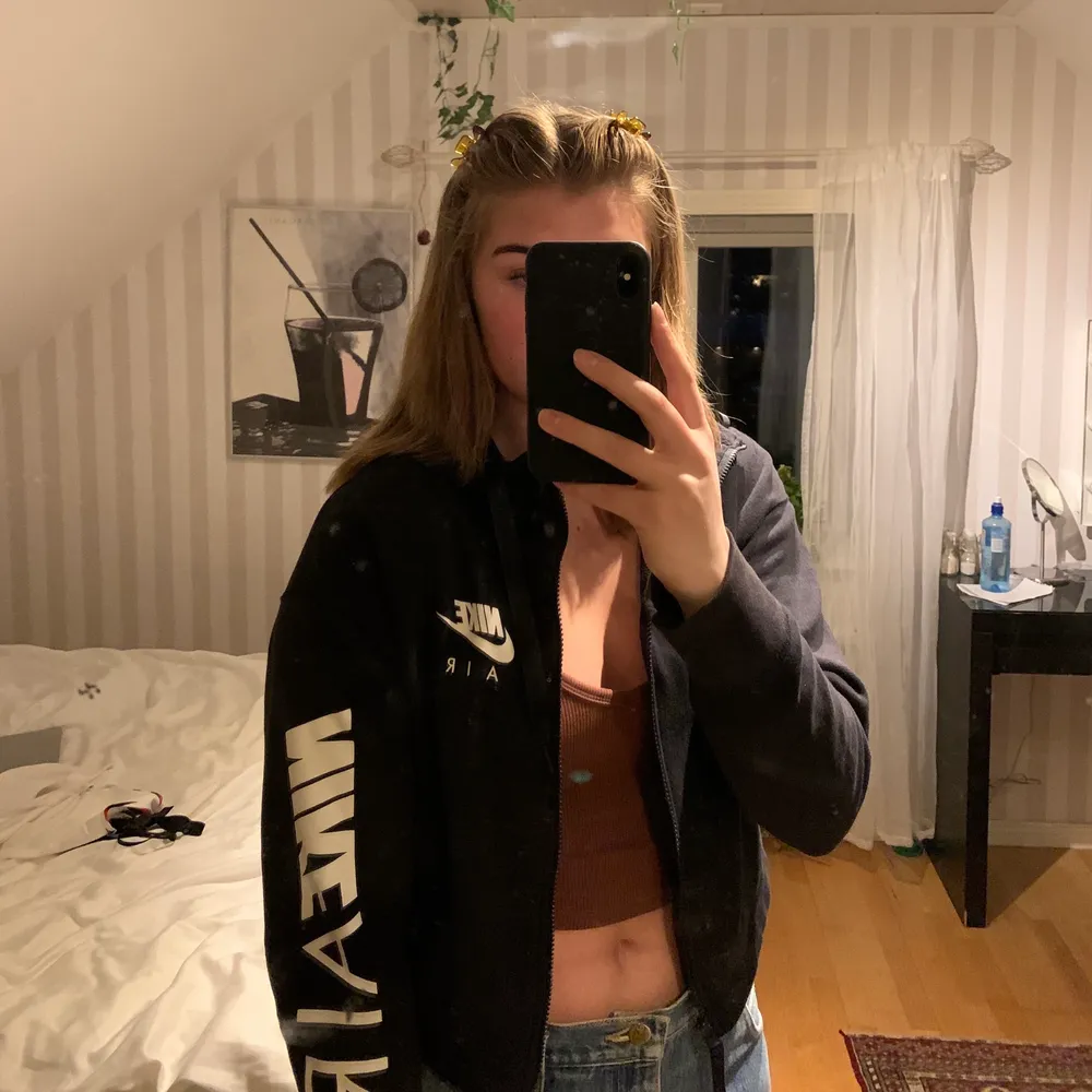 En croppad hoodie från Nike. Sitter bra på mig som är S/M och går ungefär lite över byxkanten på midrise jeans. Använd sparsamt, ungefär någon månad.  Nypriset låg kring 500 kr. Frakt ingår i priset💕. Hoodies.