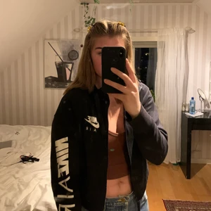 Nike hoodie - En croppad hoodie från Nike. Sitter bra på mig som är S/M och går ungefär lite över byxkanten på midrise jeans. Använd sparsamt, ungefär någon månad.  Nypriset låg kring 500 kr. Frakt ingår i priset💕