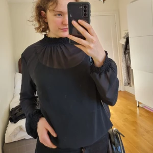 Festlig blus - En fin blus från Pieces i sheer material och därför passar det perfekt att ha ett litet gulligt svart linne under eller en glittrig som passar till nyår. Den har resår runt midjan som ger den ett fint fall och även resår runt handlederna och halsen. Tveka inte att komma privat för ytterligare frågor:)