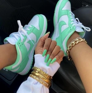 Dunk Low ”Green Glow”  - Säljer dessa Dunk Low i färgen ”Green Glow”. I storleken 38. Helt nya och oanvända, kvitto medföljer. Fler bilder skickas vid behov 💚 Såldes på Restocks