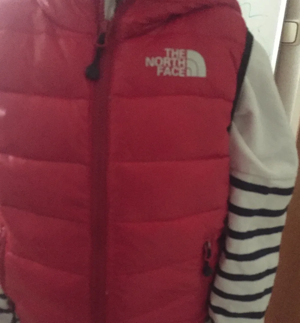 Hej säljer min north face puffer väst för den var för liten. Köpt här på plick och ska sälja vidare. . Jackor.