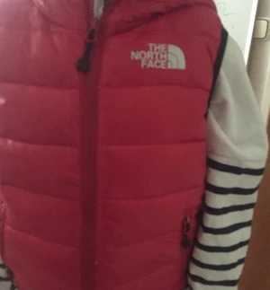 The North face puffer väst - Hej säljer min north face puffer väst för den var för liten. Köpt här på plick och ska sälja vidare. 