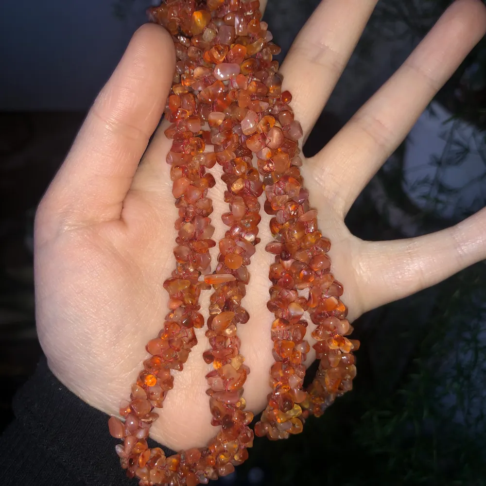 Fint halsband av antingen karneol eller orange agat. 31cm långt o går även ta sönder för o göra ex. Armband eller annat. . Accessoarer.