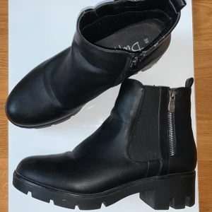 Svarta Boots - Tuffa boots med dragkedja och liten klack. Har haft extremt länge men känner att det inte passar min stil. Använda en eller två gånger så i tipptopp kondition utan fläckar. Lite veck men märks knappt. Förvånansvärt sköna 😂 Kontakta om du vill ha mer bilder eller om du har fler frågor. 💗 (pris kan diskuteras)