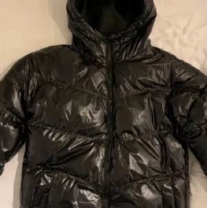 Svart glansig jacka - Svart glansig brave soul jacka☺️ lägger upp igen då det skedde ett misstag, buda vid intresse men helst mer 50 per gång💫köp direkt för 500kr