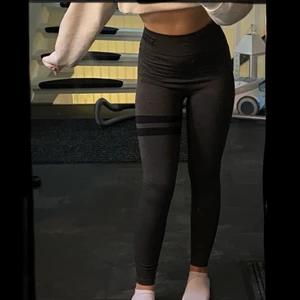 Grå tights ifrån Stronger  - Säljer dessa jättesköna träningstights ifrån Stronger🖤Storlek Xs-S och använda en gång🖤Jättefint skick och säljer för 250kr!! (Frakt ingår ej i priset) 