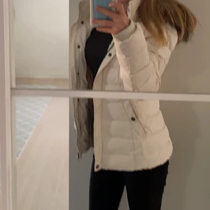 Tommy Hilfiger vinterjacka - Sparsamt använd, väldigt gott skick. Storlek xs.