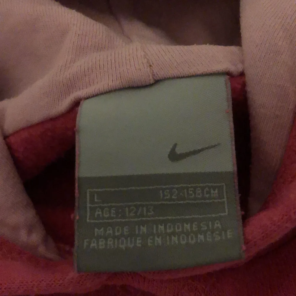 Nike hoddie rosa inga fläckar och ganska ny bara skick och passar för 10-12 åringar ungefär . Övrigt.