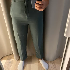 Gröna kostymbyxor - Så fina gröna kostymbyxor som tyvärr har blivit för små😔 storlek 34 och de sitter tajt på mig som vanligtvis har storlek 36/38, lite svart färgstänk runt grenen men absolut inget som stör mig
