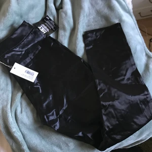 Nelly trend satin kostymbyxor  - Super snygga Svarta satin kostymbyxor ifrån Nelly trend🥰 storlek 34 och helt nya med prislapp kvar!!🌟💗💗