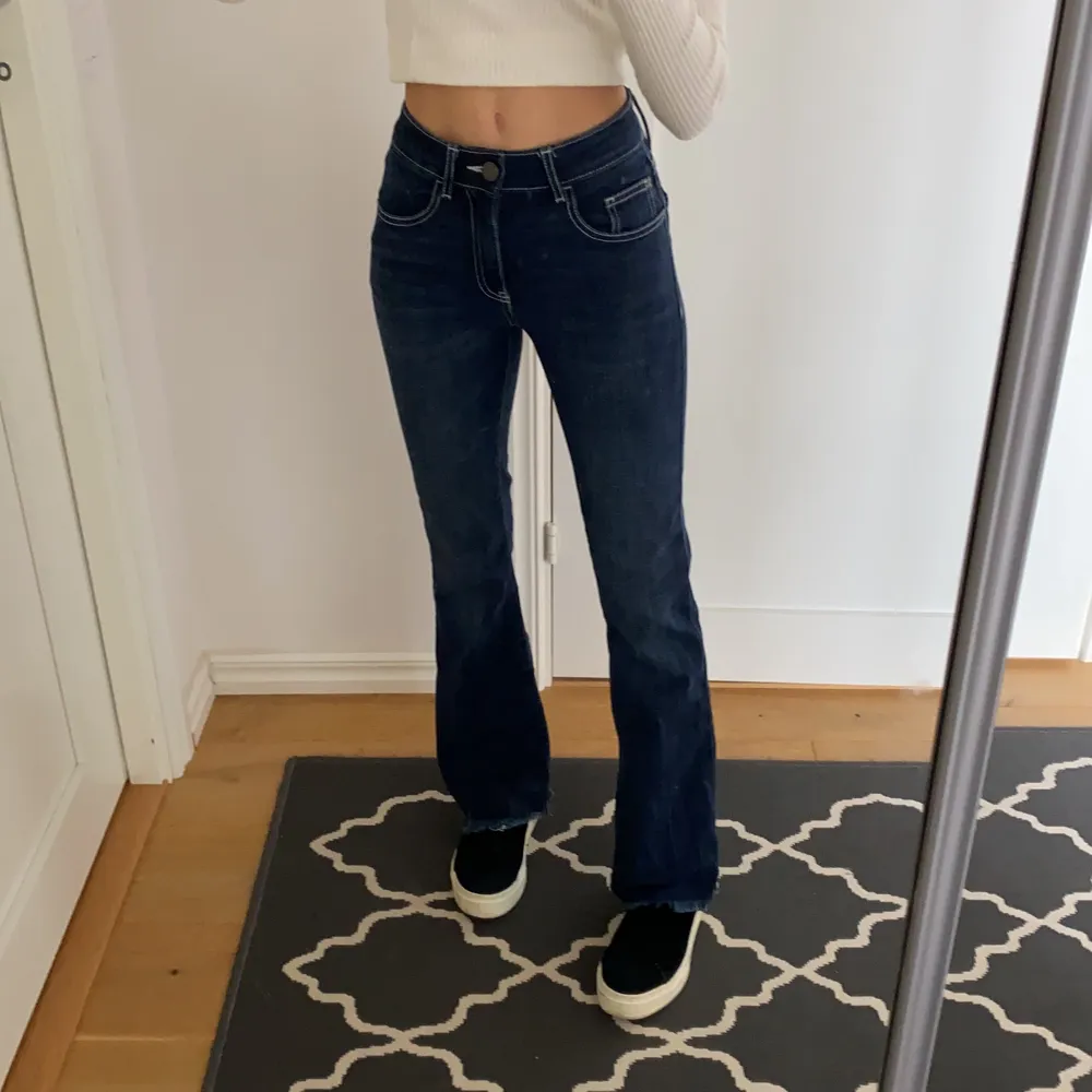 Jättefina oanvända bootcut jeans med medelhög midja från Cubus. Materialet är stretchigt och behagligt. Sitter bra i längd som är 156. . Jeans & Byxor.