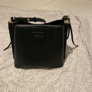 Väska från Lindex svart  - Väska från Lindex svart. Aldrig använd. Nypris 400kr