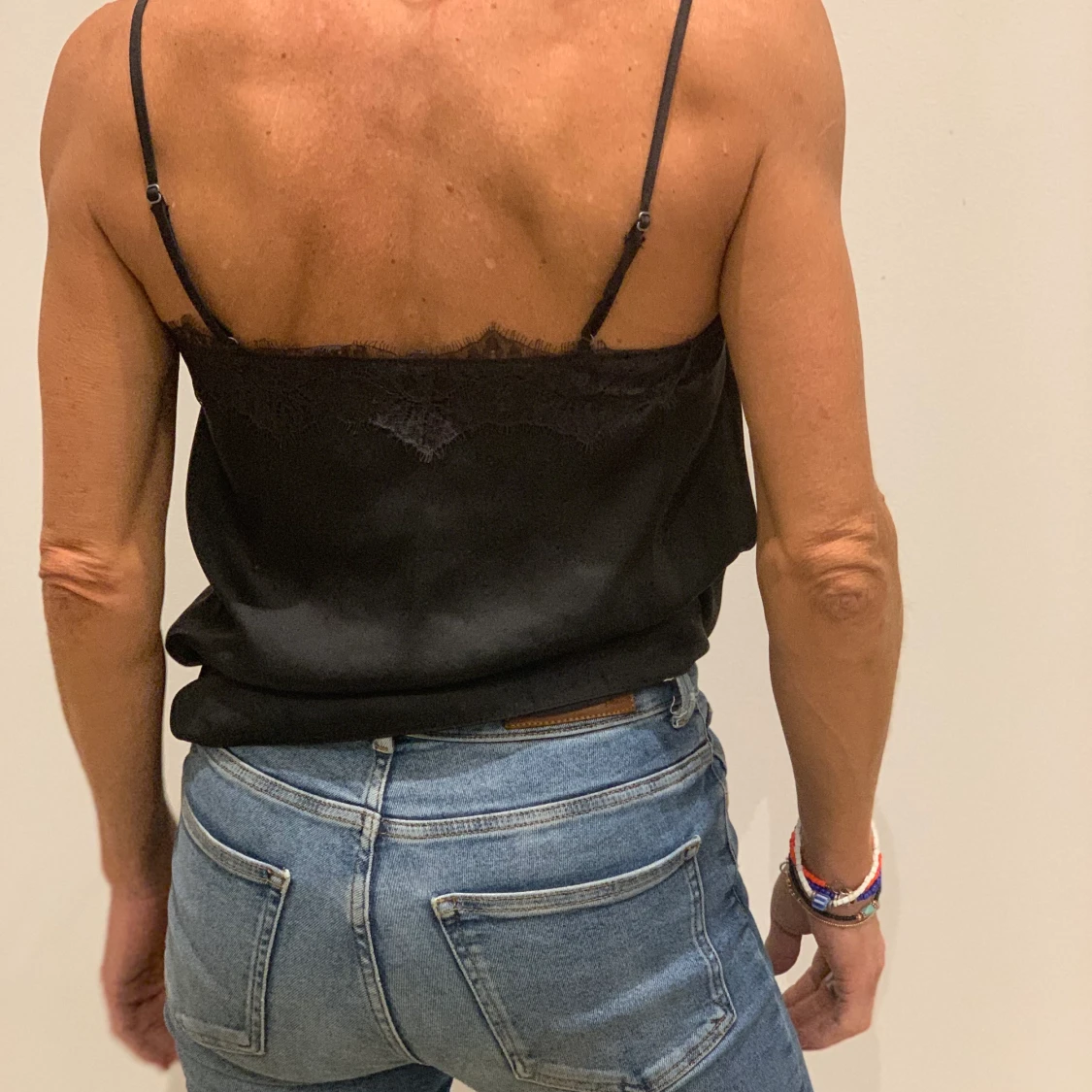 Svart linne med spets - 90