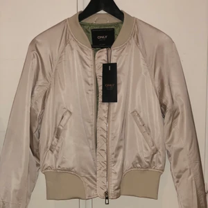 Bomber jacka - Jackan är från Only! Jag aldrig använt den och prislappen är fortfarande på! Säljer den för att den inte har kommit till någon användning❤️ Den är köpt för 530 kr och jag säljer den för 350kr❤️ OBS första bilden är tagen med flash!! Skriv för bild med jackan på❤️