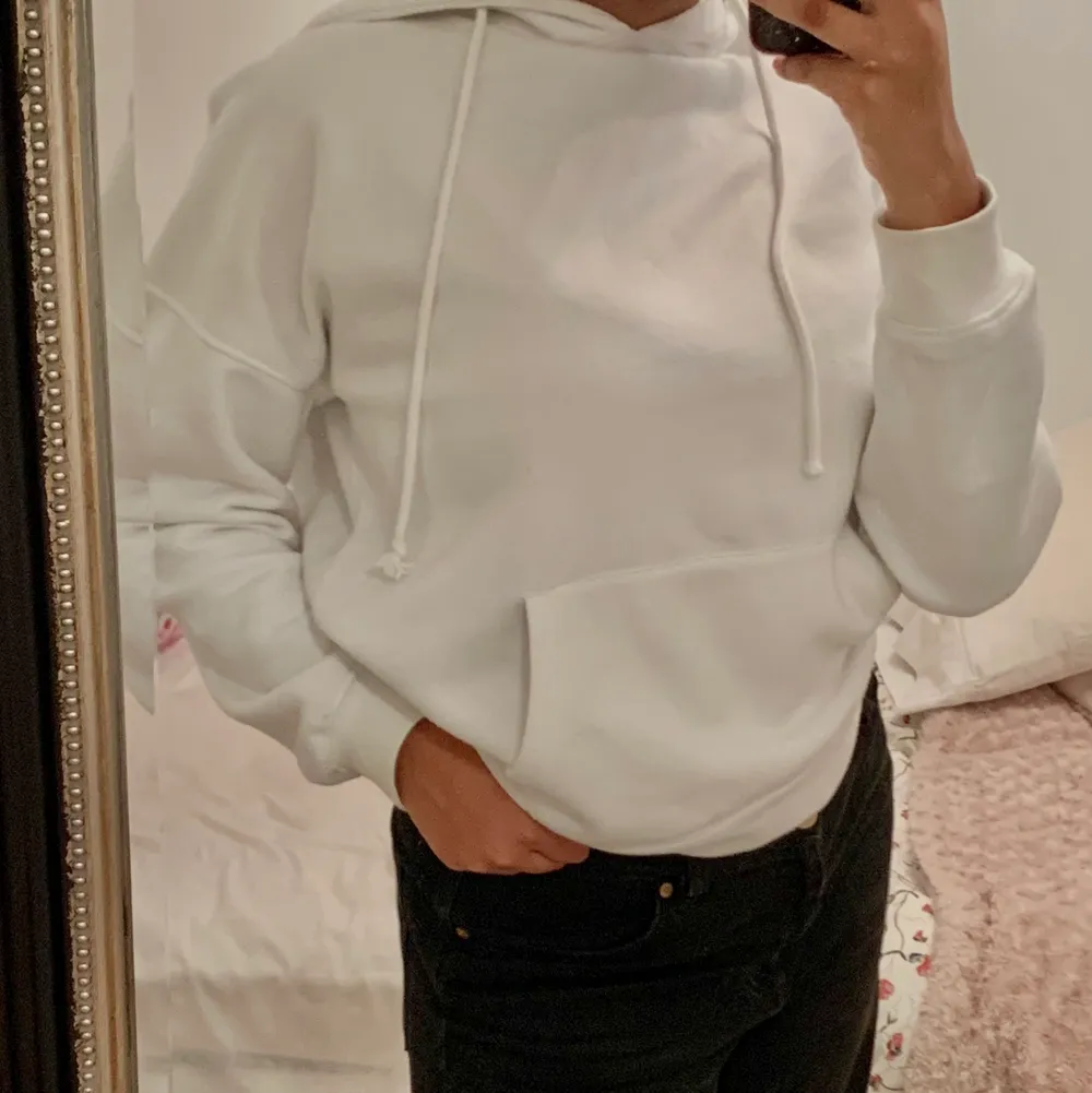 Supermysig vit oversized hoodie köpt ifrån Misguided. Säljer pga fel storlek. 😊. Hoodies.