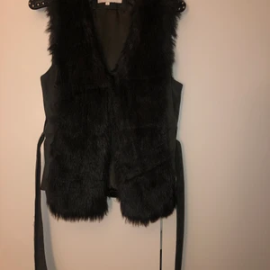 Päls väst - Fejk päls väst! Passar till att ha för sig med en tunnare tröja ev linne under eller till en stickad tröja till och med över en skinnjacka som är så snyggt! Jag har tyvärr enbart fått användning för denna 1 gång
