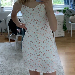 Klänning från Daisy Street💓 - En vit klänning med orange/rosa/lila små blommor på! Axelbanden går att ställa in efter önskad längd. Har knappar framtill, en dragkedja i sidan och ett undertyg (två lager totalt). Använd en gång, superbra skick💓🌸