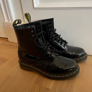 Dr. Martens - Sparsamt använda eftersom storleken inte passar mig. 