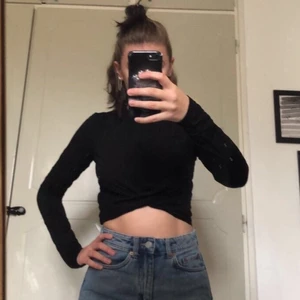 Långärmad tröja - Croppad långärmad tröja i väldigt skönt material med "knut" i magen.