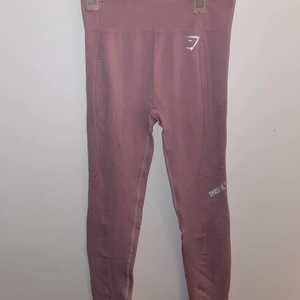 Gymshark seamless tights storlek small - Gymshark seamless tights, fint skick. Knappt använda. Säljer en tillhörande topp till. 