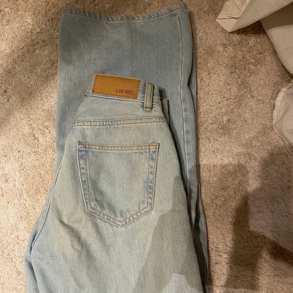 Vida ljusblåa jeans från Junkyard i storlek 24 (passar XS/S). De är hela vida ben, använda några gånger men säljer för har alldeles för många vida jeans :) Väldigt långa men det tyckte jag om, är 167. . Jeans & Byxor.