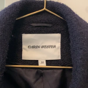 Kappa  - Säljer min kappa från Carin Wester🥰 Använd fåtal gånger förra vintern och är i mycket fint skick🤍