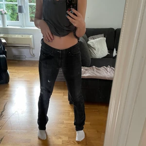 Lågmidjade jeans - Ännu ett par lågmidjade acne jeans som inte satt som jag ville. Aldrig använda utan bara testade. Är 175 cm lång.