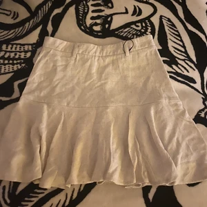 Kjol - Jätte fin ljus beige kjol som jag aldrig använt! Det medföljs ett knyt skärp som jag tagit av men som enkelt kan sättas på. ”Inbyggda” shorts inuti. Kom privat för bild på💕