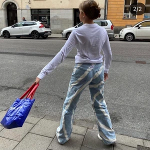 Randiga byxor - Säljer mina byxor liknande den första bilden. (De 2 andra är mina bilder) storkek 42 men sitter som en oversized 38. Avklippta ben, är långa för mig som är 170 cm samt söre i midjan.