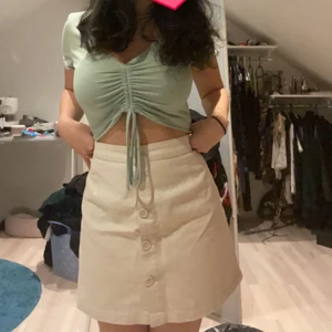 Oanvända A-line kjolar från Monki - Jättefina kjolar från Monki i strl 38!!! Finns i svart, beige och rutfärgat🌺 säljer eftersom jag rensar min garderob och har för många kjolar😅😊 