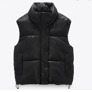 Skinnväst Zara - INTRESSEKOLL på min helt oanvända, sjukt snygga och slutsålda skinnväst från Zara med prislapp kvar. Köpte den förra vintern men den har bara hängt i garderoben. Säljer ENDAST vid bra bud.🌟 Högsta bud:500kr+frakt