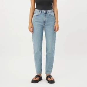 supersnygga mom jeans från weekday, modellen lash