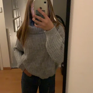 En skön stickad tröja🌿 - Säljer denna sköna tröjan🌿 stl: 146/152🌿 kommer ifrån Kappahl🌿bra skick🌿