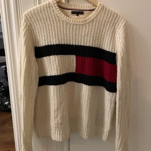 Tommy Hilfiger stickad tröja - Säljer min stickade tröja från Tommy Hilfiger. I storlek 176 cm från kidsbrandstore. Skulle säga att den sitter som en M och är lång i ärmarna.