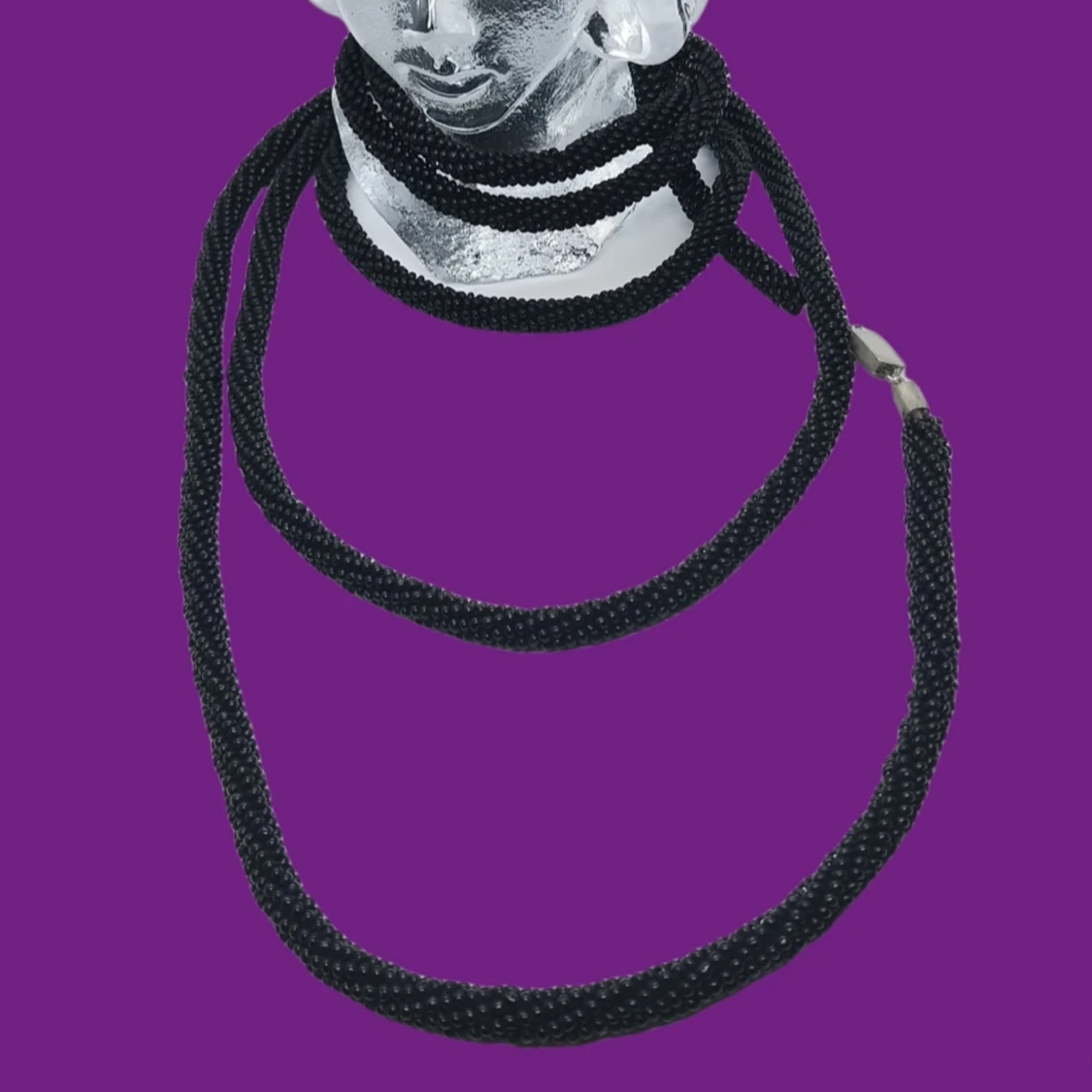 Svart pärlhalsband med silverlås 