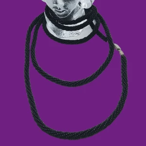 Svart pärlhalsband med silverlås  - Lång och elegant halsband. 