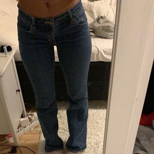 lågmidjade jeans  - Säljer dessa skit snygga och trendiga lågmidjade/midrise jeans! skriv för fler bilder eller mått