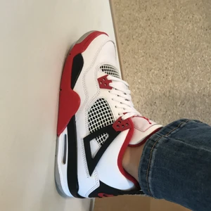 Jordan 4 HELT NYA - HELT NYA bara använda 2 gånger! 39 nypris 4200 mitt pris 4000 inklusive frakten som är ca 89kr 
