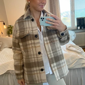 Rutig jacka  - Från pull and bear, fint skick 🤎 Storlek S 