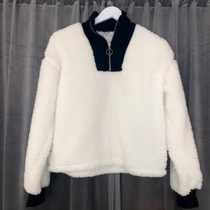Teddy tröja - Jättefin halv zipup tröja från Nakd 🤍 Endast testad! Säljs då den aldrig kommit till användning 🥺 Frakt tillkommer!