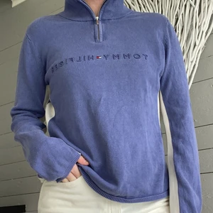 Tommy hilfiger tröja - Säljer en Tommy hilfiger tröja. Sitter som S. Ena ärmen har det gått upp en söm, inte så synligt. Köpare står för frakt💙