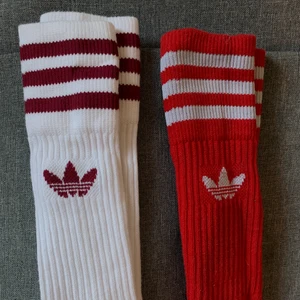 2 par adidasstrumpor - Knappt använda strumpor! Jag har storlek 38 i strumpor och dessa är från herravdelningen, så antingen kan man dra upp de till under knäna eller använda det som vanligt. 50kr för båda ✨