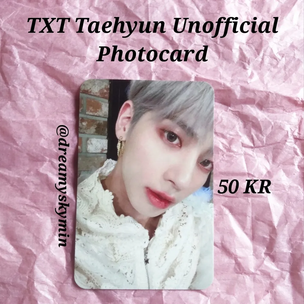 Unofficial Photocard på Taehyun från TXT. Gratis frakt och freebies ingår i köpet. Kostar bara 50 KR. Kontakta mig om du är sugen på att köpa!!. Övrigt.